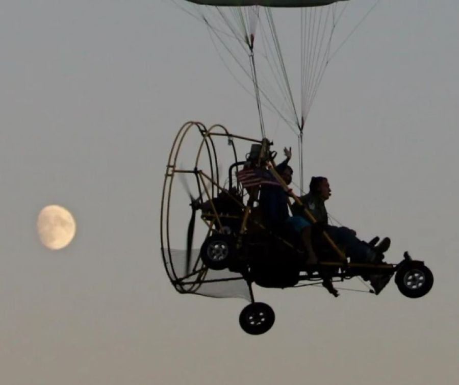 أنباء عن طائرات شراعية في سماء