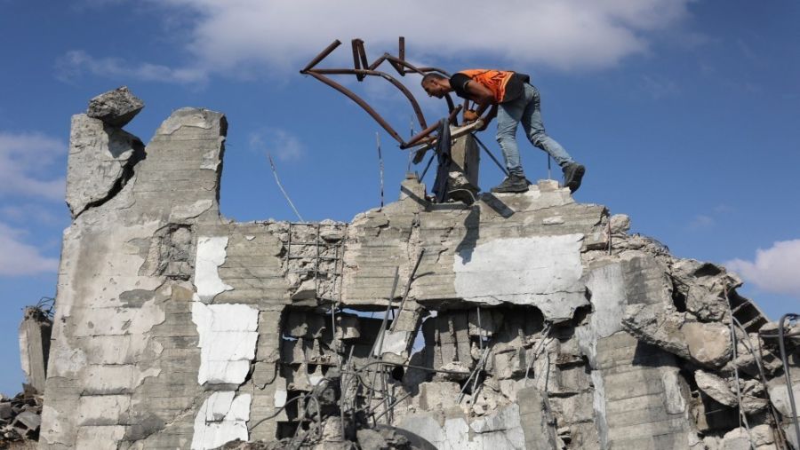 الحكومة الفلسطينية تشكل فريقا وطنيا لإعادة