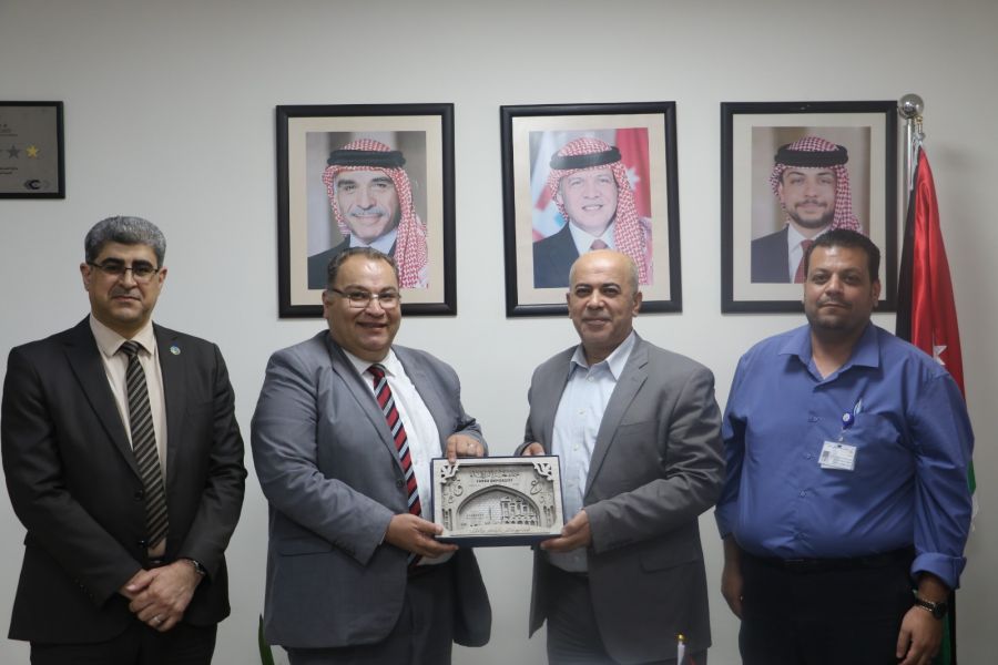 بحث التعاون بين جامعة الزرقاء ومستشفى