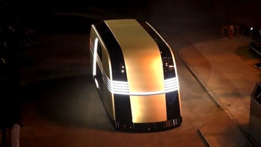 تاكسي وحافلة بلا سائق من تسلا