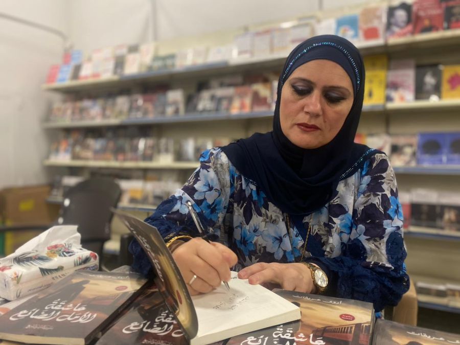 عريقات توقع روايتها عاشقة الأمل الضائع