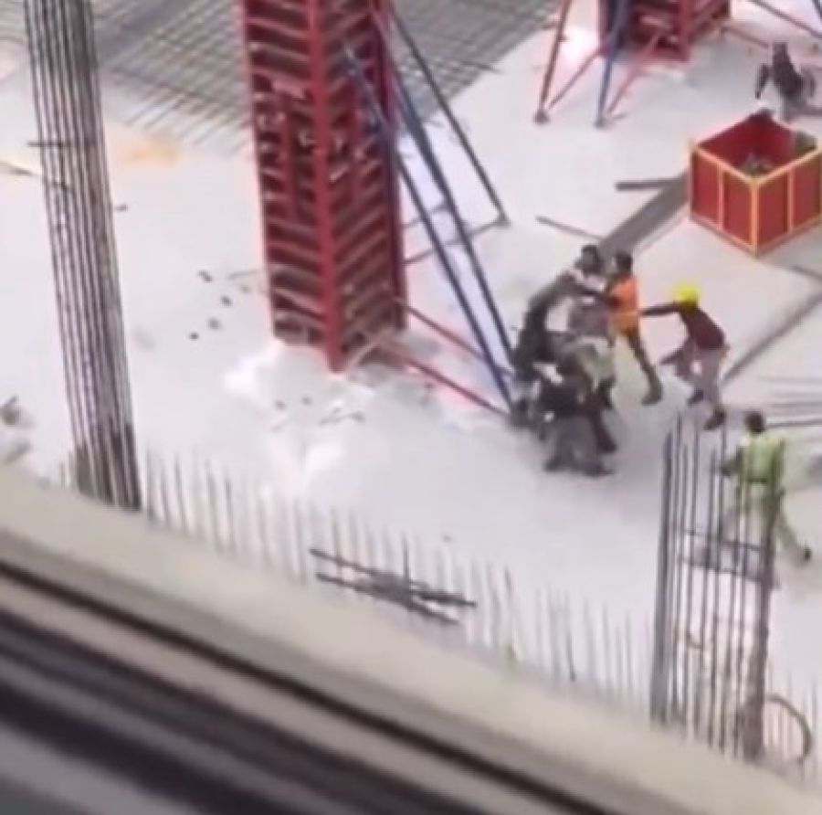 بمشاركة العشرات.. مشاجرة كبيرة بين العمّال