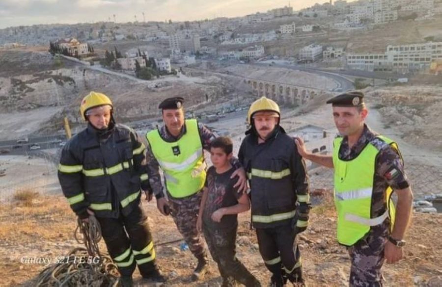 الدفاع المدني ينقذ شخصين علقا أعلى