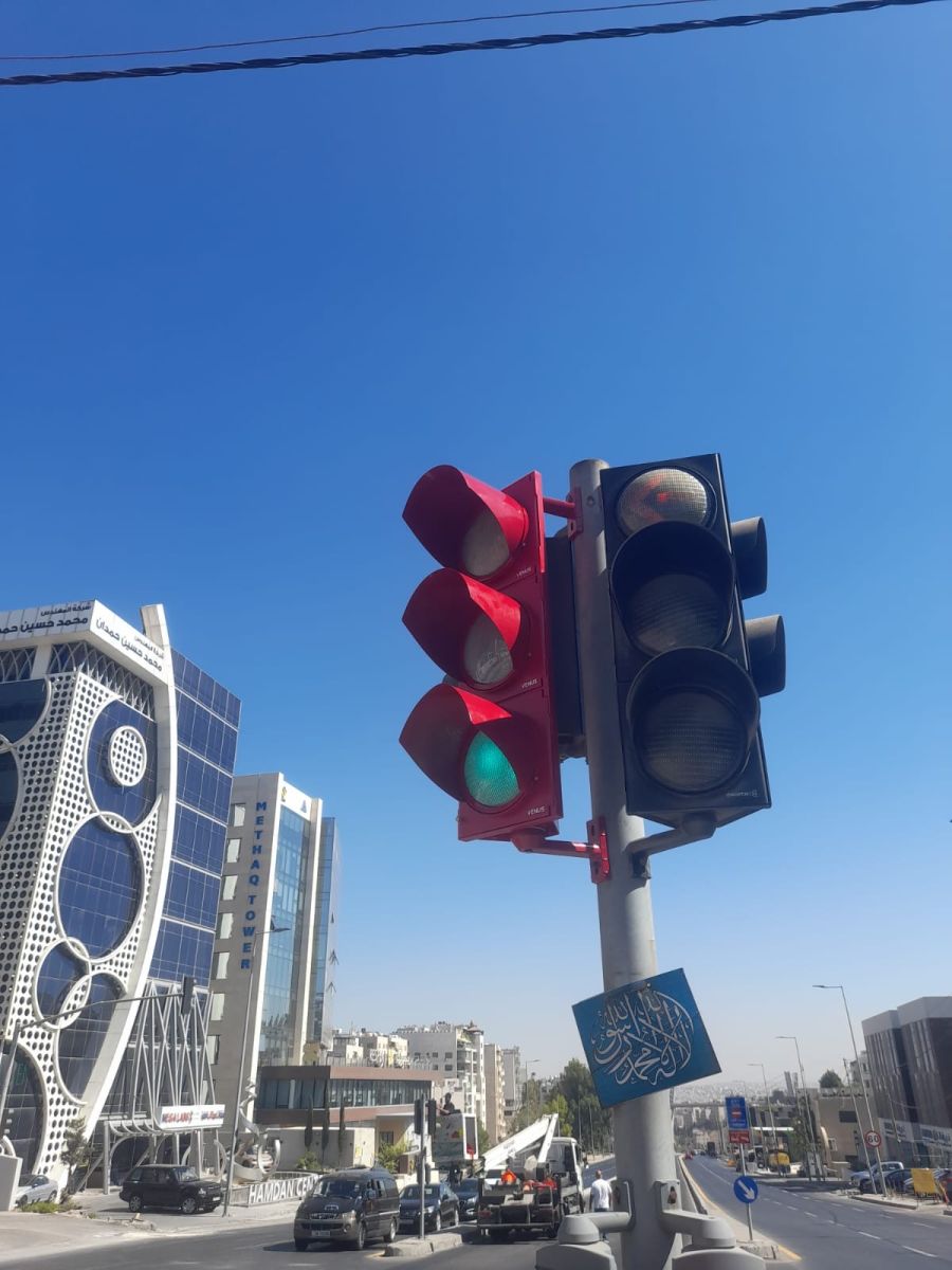 باللون العنابي.. الامانة تميز رؤوس الإشارات