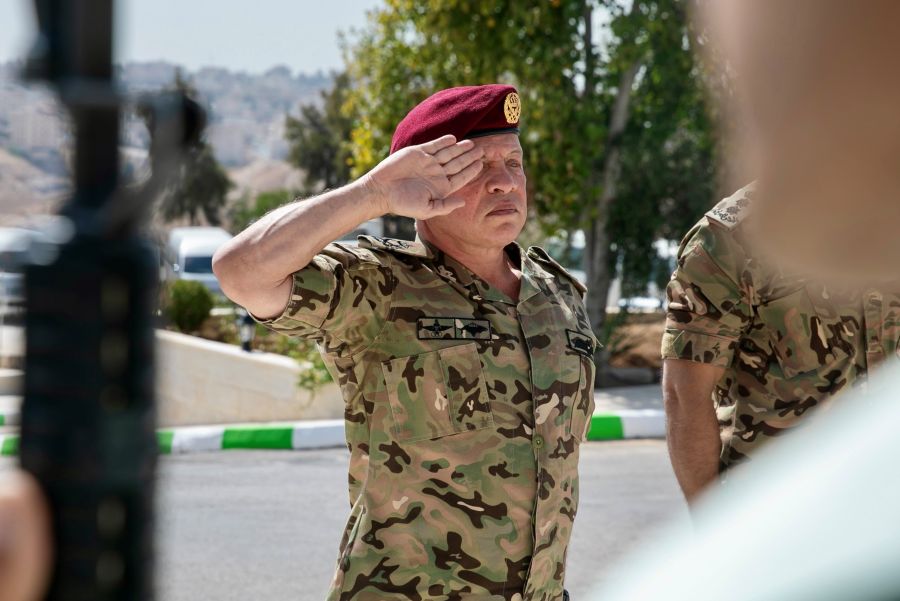 الملك يزور قيادة قوات الملك عبدالله