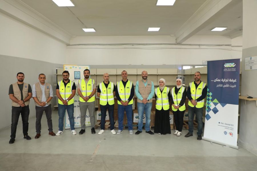 تجارة عمان تبدأ بتوزيع الطرود الغذائية