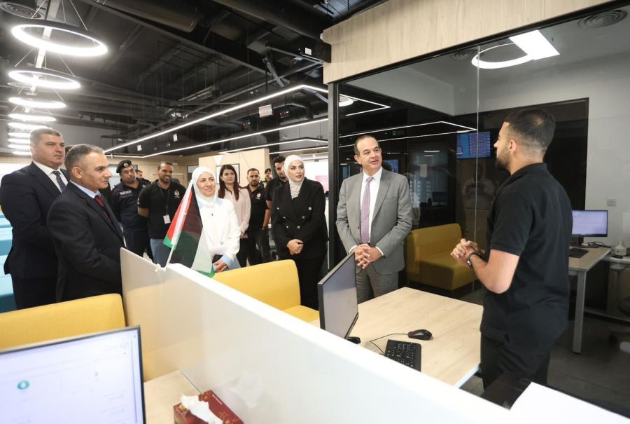 وزير الاقتصاد الرقمي والريادة يفتتح مركز