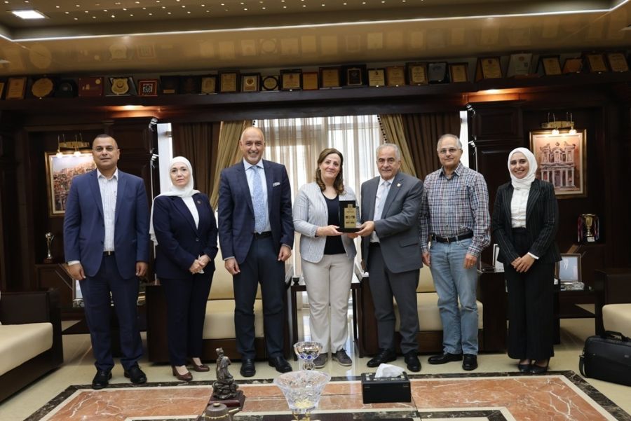 عمان الاهلية تستقبل وفدا من جامعة