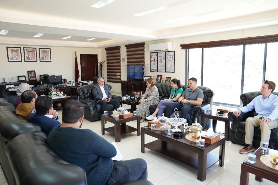 وزيرة الخارجية الرومانية تزور البترا.. ماذا