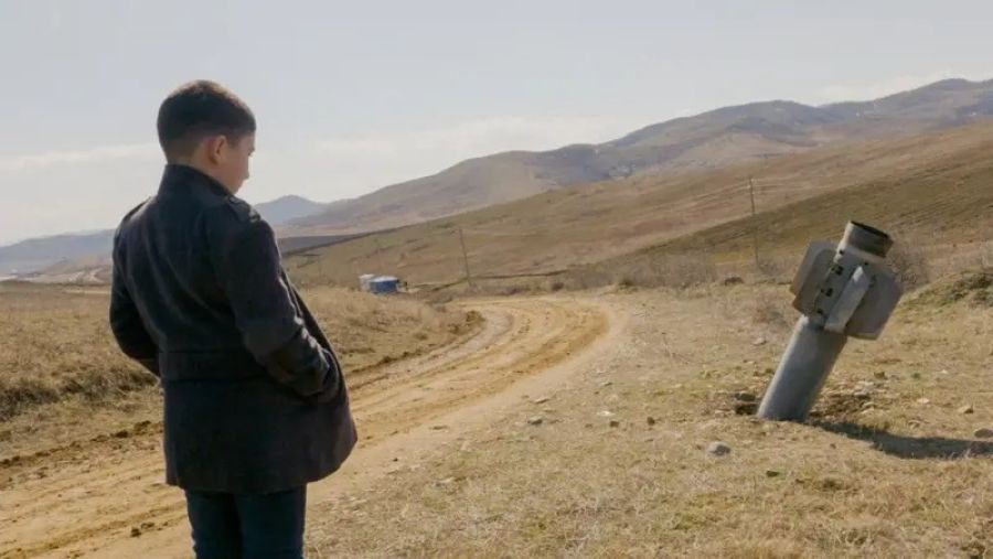 طفل أرمني لا يحب القتال.. يمثل