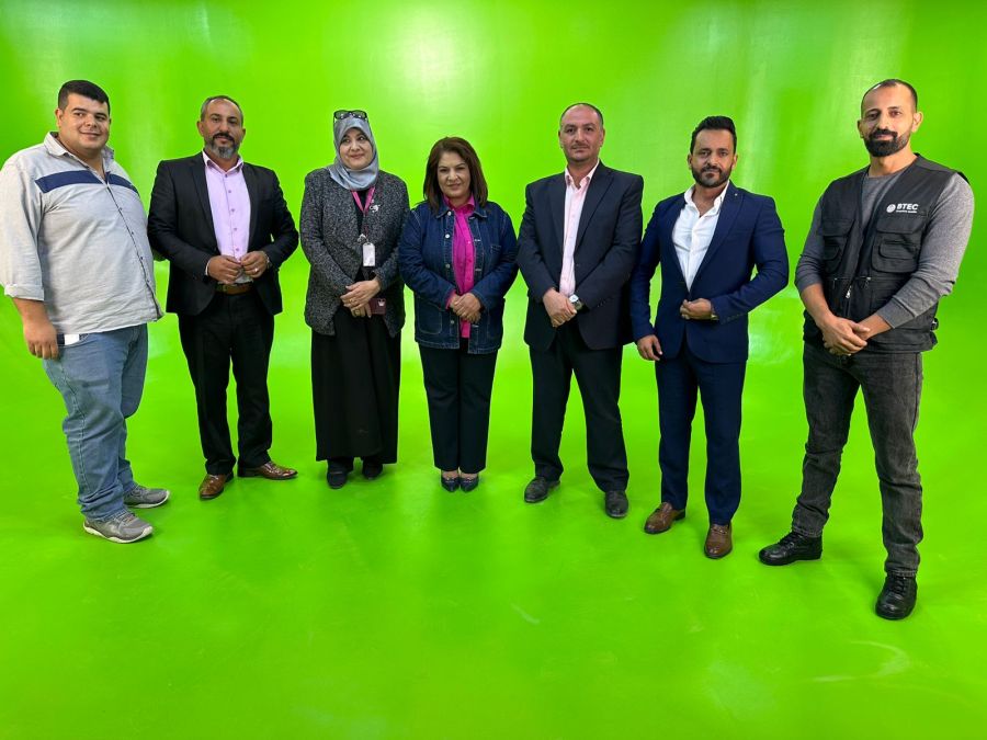 العجارمة تستقبل ضابط ارتباط شركة بيرسون