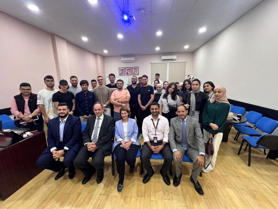 طلاب جامعة البترا يتدربون على التداول