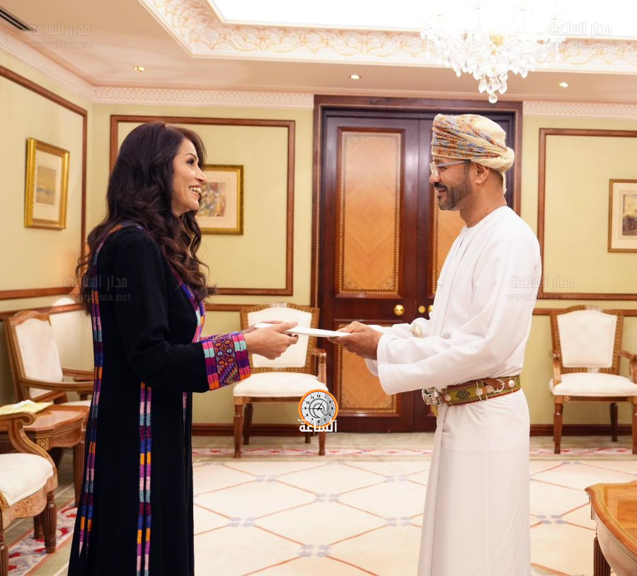 وزير خارجية سلطنة عمان يتسلم نسخة