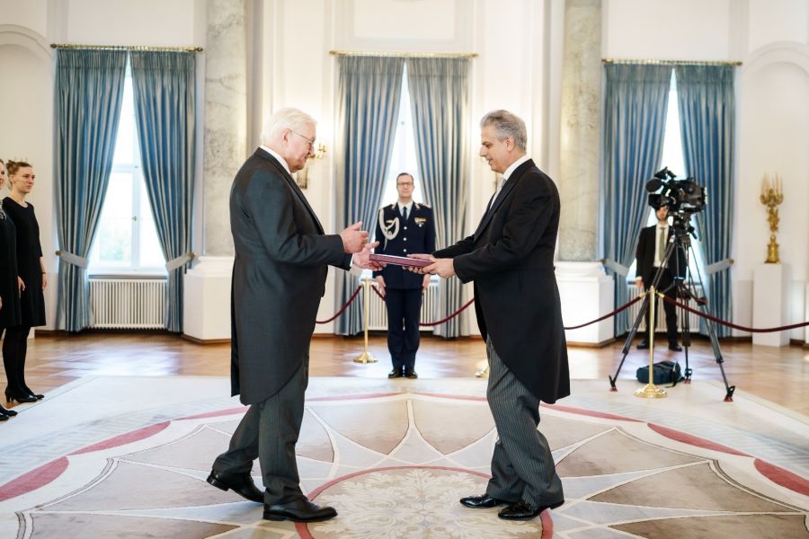 نقل تحيات الملك.. خوري يقدم اوراق