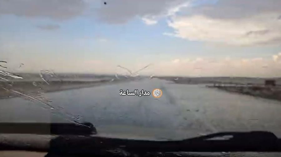 بدء تساقط الأمطار والأمن يدعو للقيادة