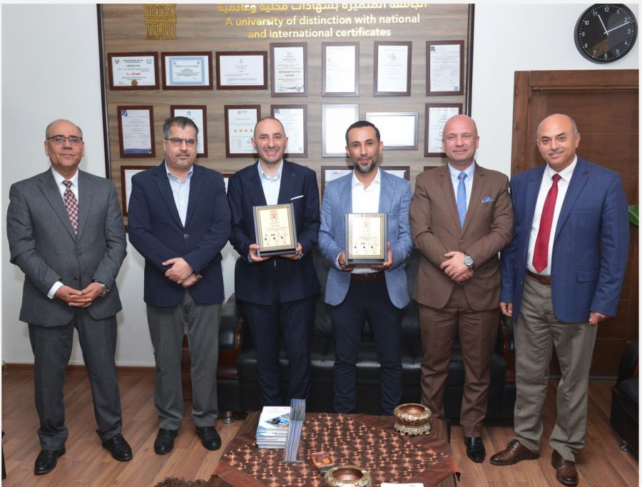 جامعة البترا تكرّم خريجيها الفائزين بجائزة