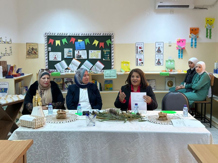 العجارمة ترعى جلسة حوارية في مدرسة