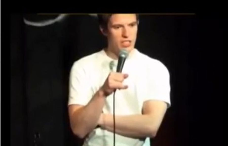 كوميدي بريطاني يلتقي بمحقق جرائم حرب