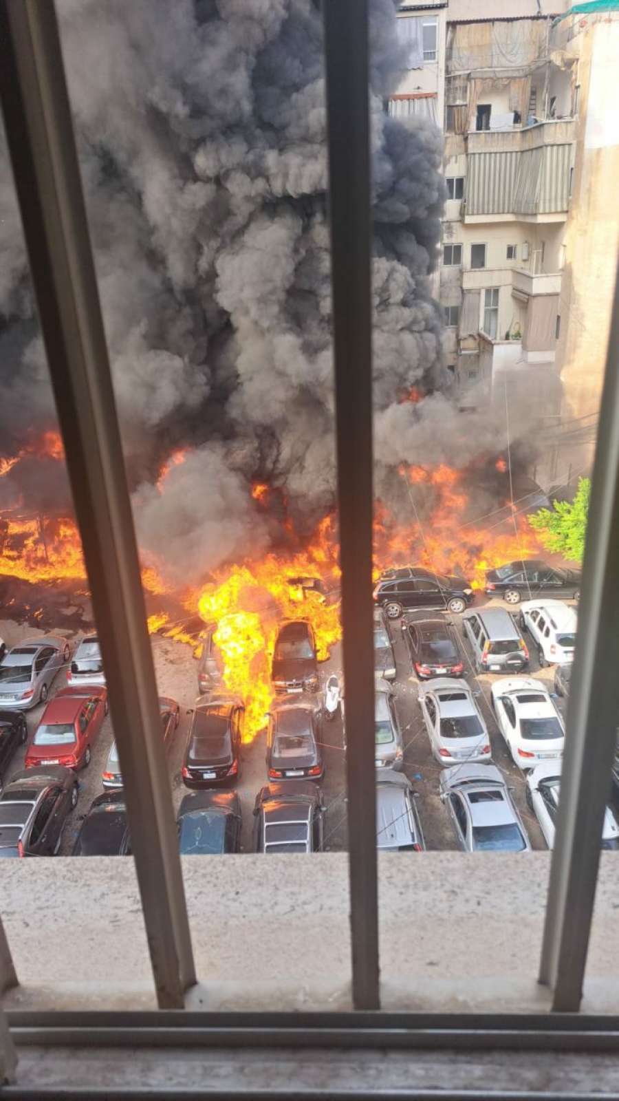 بيروت.. اشتعال عشرات السيارات في حريق