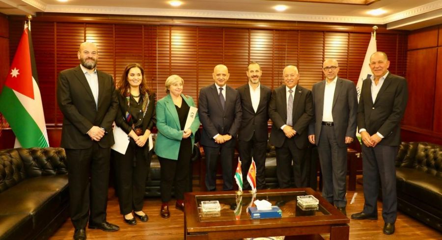 تجارة عمان تبحث تعزيز العلاقات الاقتصادية