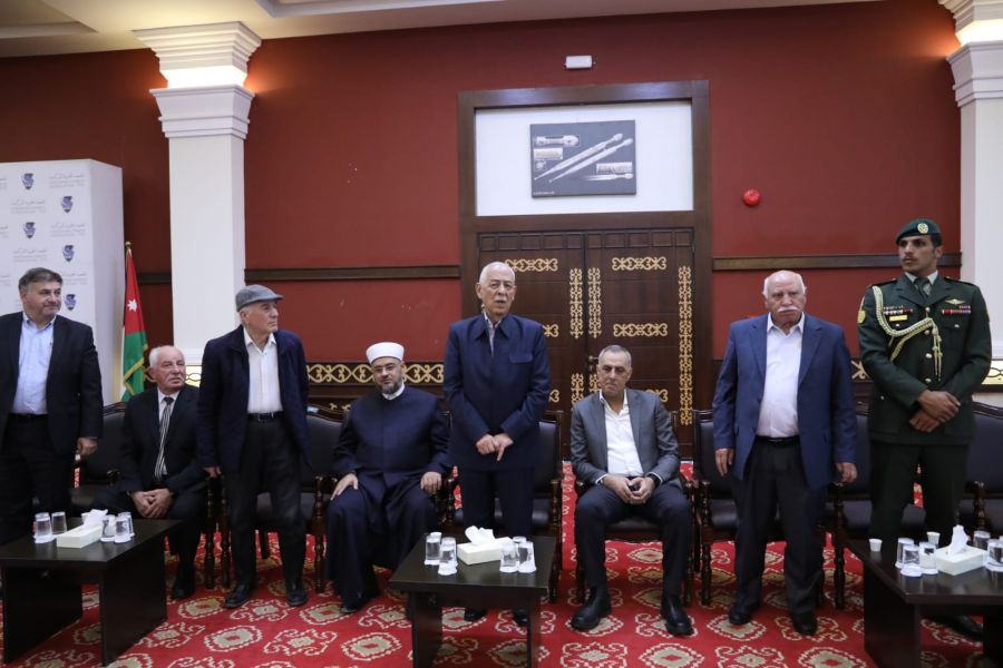 الديوان الملكي يعزي آل هاكوز (صور)