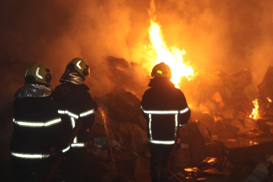 20 ساعة للسيطرة على حريق مصنع