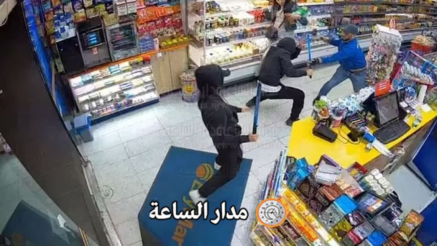 شاهد كيف واجههم بشجاعة.. مسلحون أستراليون