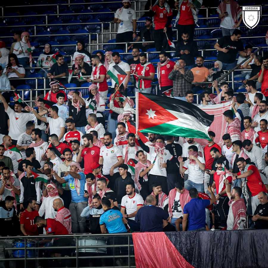 شاهد.. الجمهور الاردني يشعل أجواء استاد
