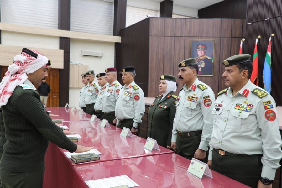 دورة الضباط الجامعيين المهنيين يؤدون القسم