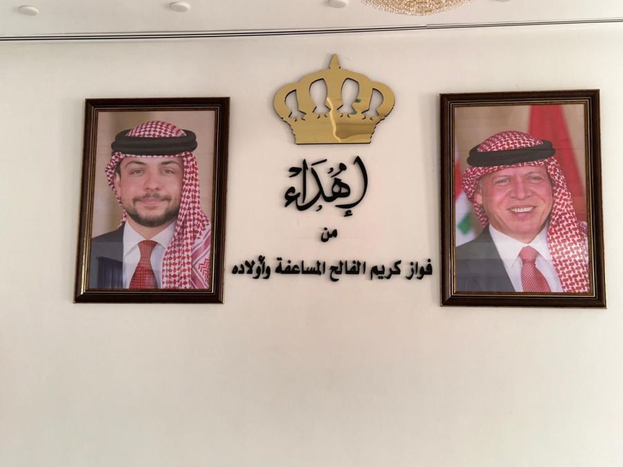 المساعفة يهدي قاعات الروضة صورتي الملك