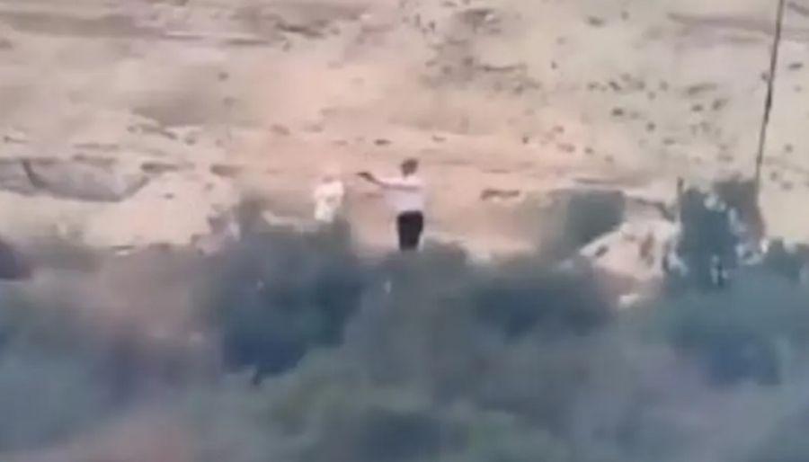 شاهد.. فيديو هز العراق.. أستاذ جامعي