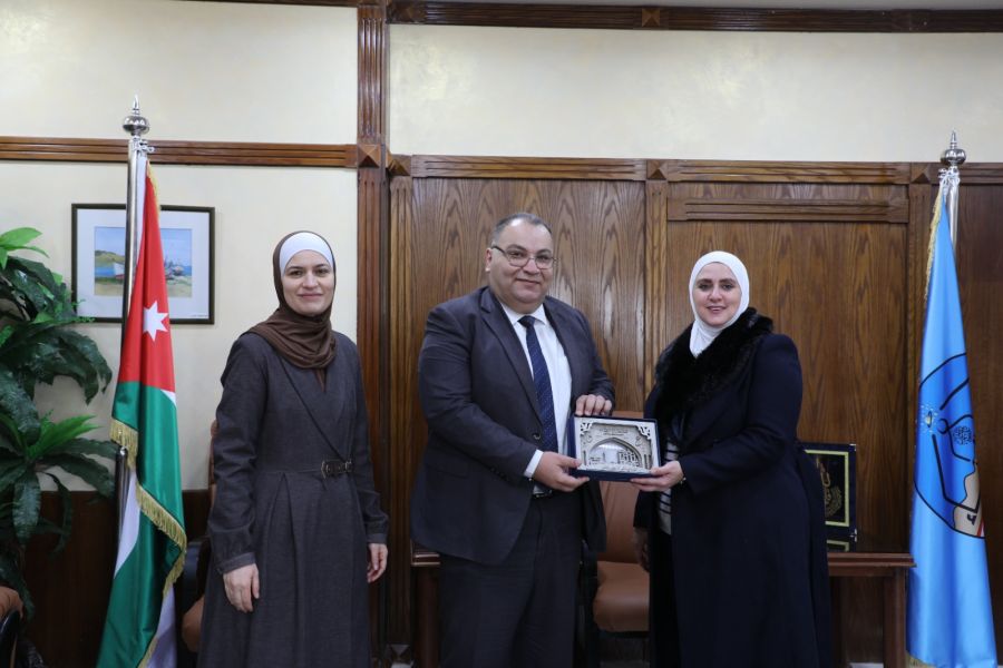 جامعة الزرقاء توقع مذكرة تفاهم مع