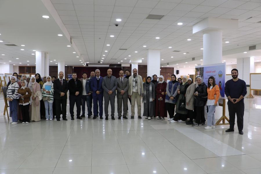 جامعة الزرقاء تقيم معرض صور بمناسبة