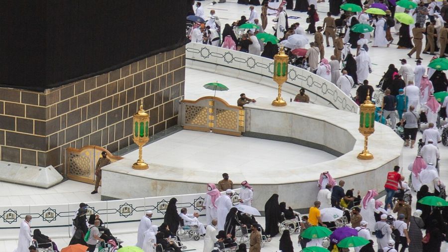 موقف مميت لمصرية أمام الكعبة.. وتدخل