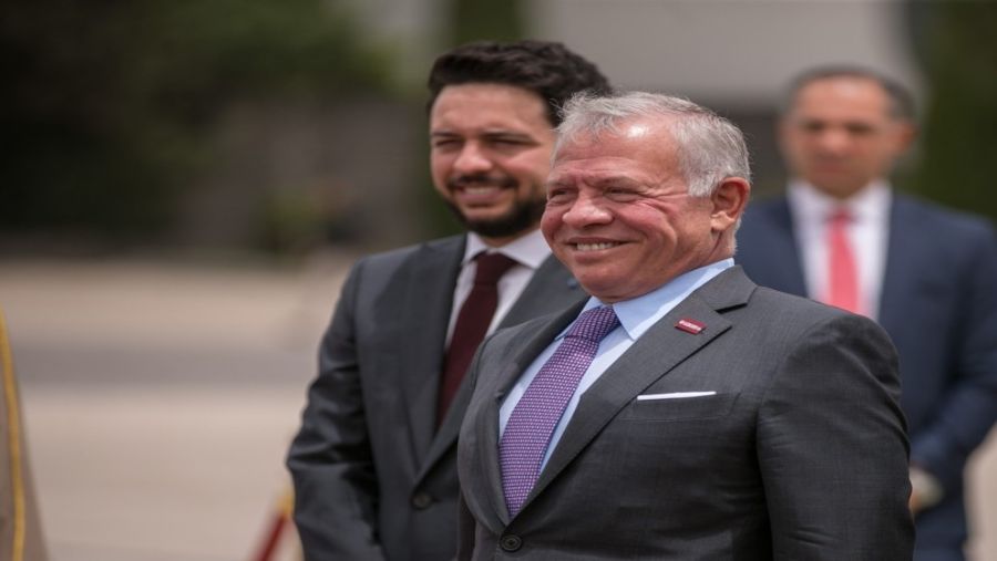 الملك يرافقه ولي العهد يصلان إلى