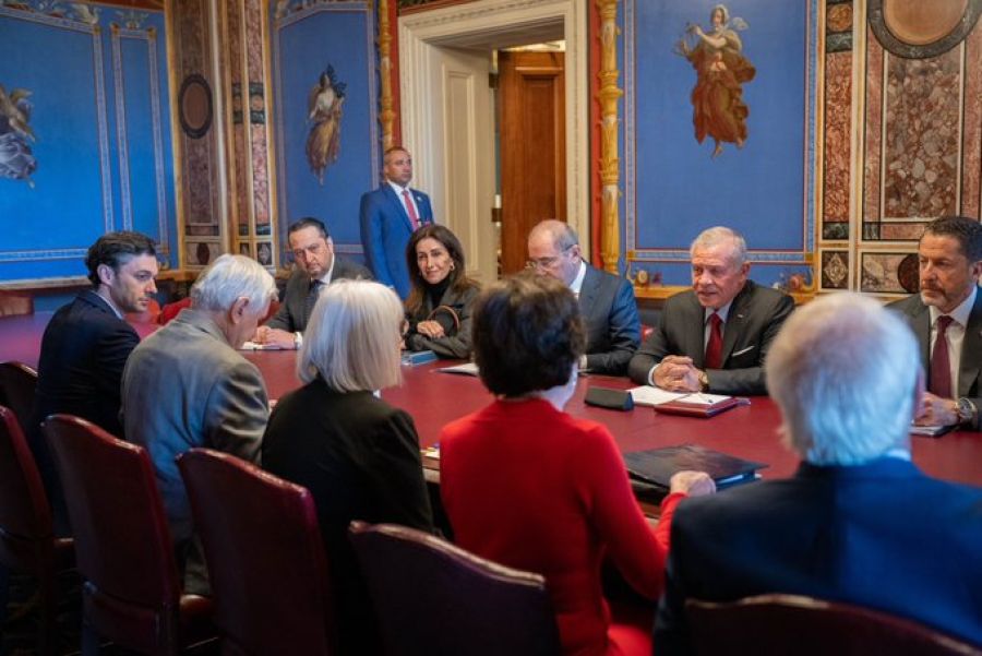 الملك عبدالله الثاني يلتقي في واشنطن