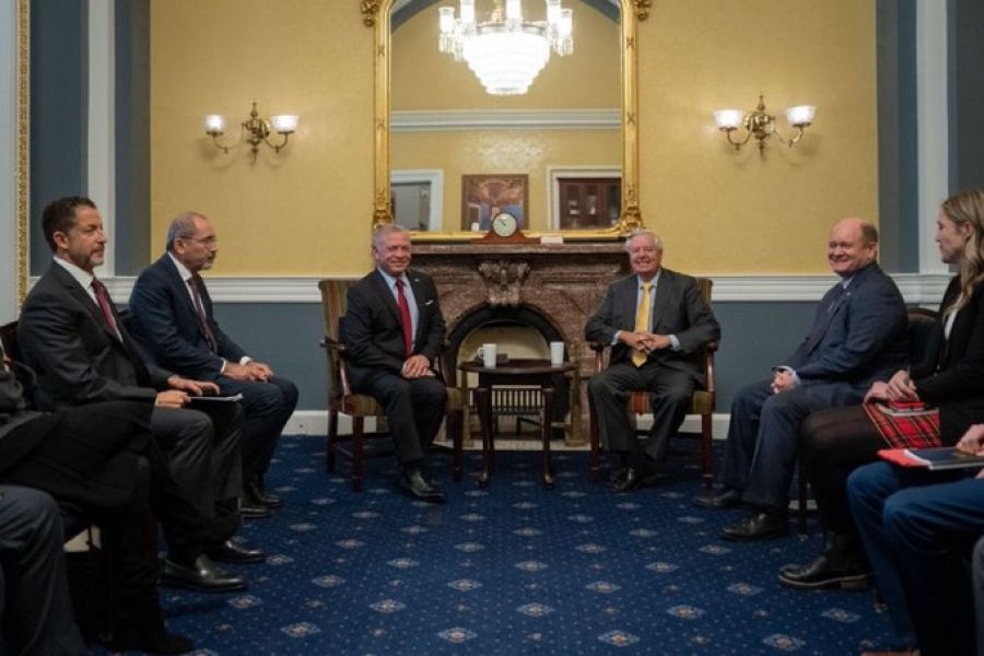 الملك عبدالله الثاني يلتقي السيناتور كريس