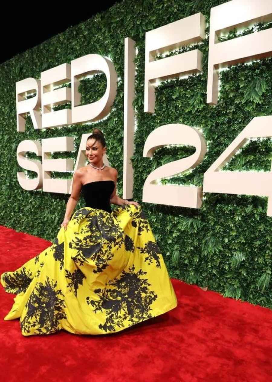 صبا مبارك تثير الجدل بإطلالتها الغريبة