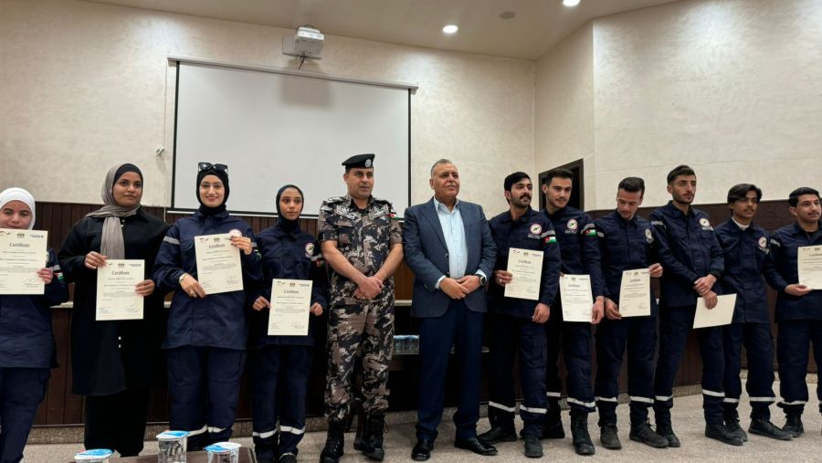 اختتام الدورة التأسيسية لمتطوعي الدفاع المدني