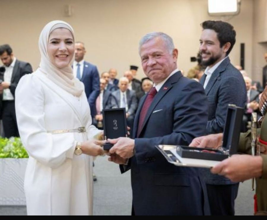 البطوش تهنئ لمياء أبو رمان (صور)