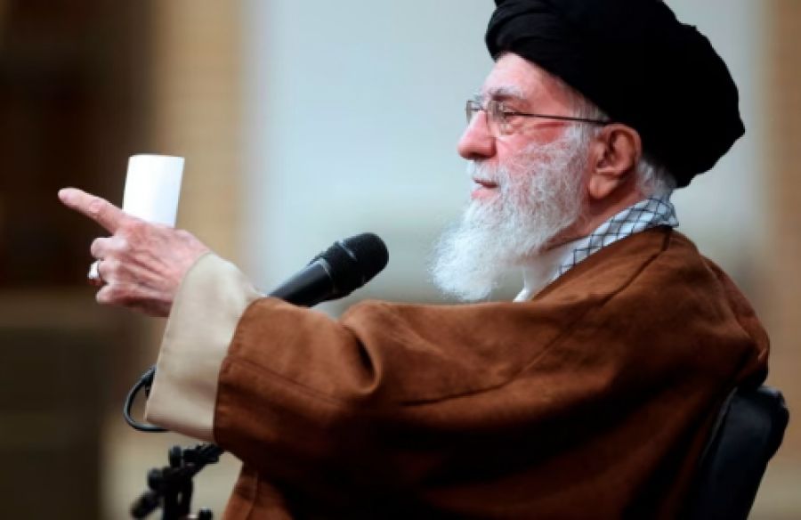 خامنئي يتحدى بعد سقوط النظام في