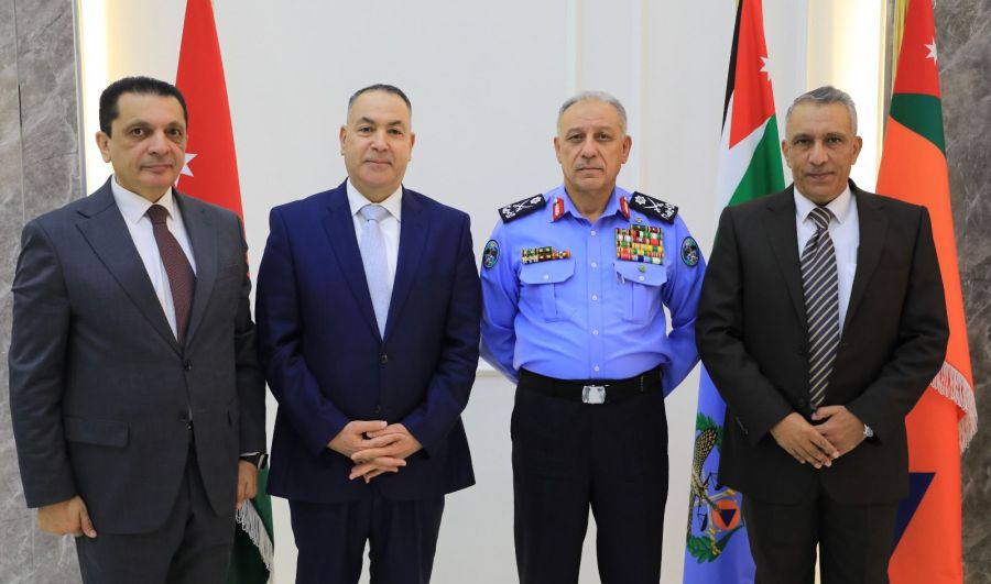 مدير الأمن العام يكرم القضاة والشماسين