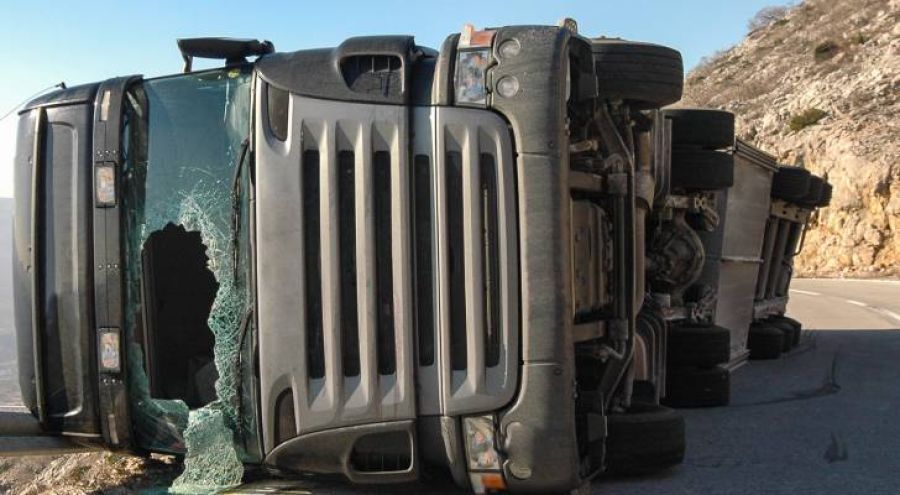 انقلاب شاحنة محمّلة بالرمال في إربد