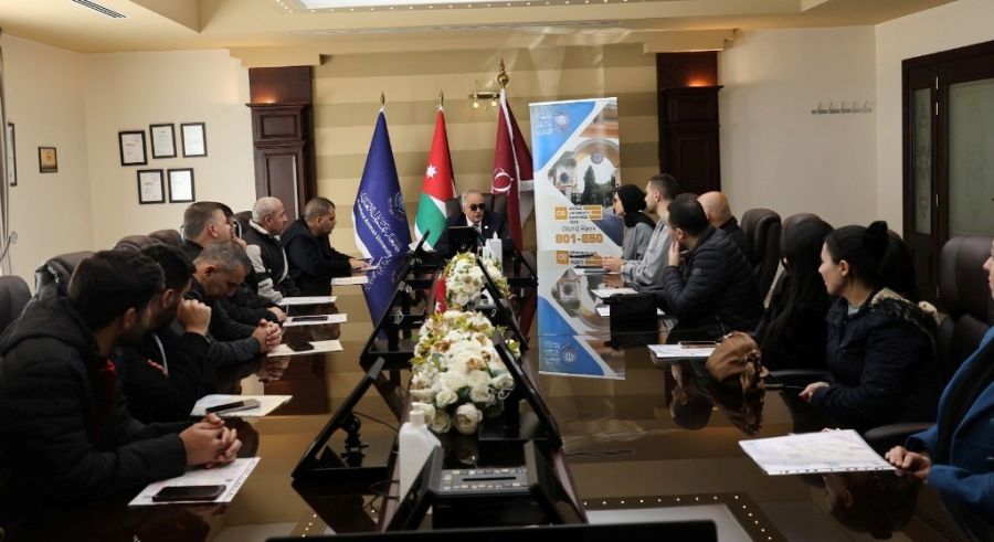 رئيس جامعة عمان الأهلية يلتقي خريجي