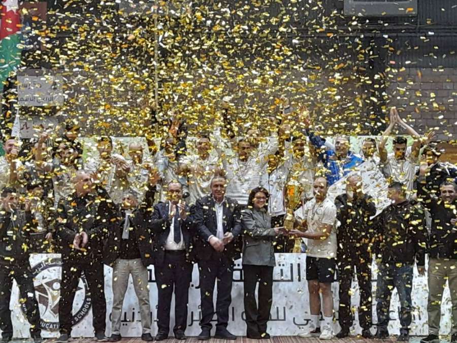 طائرة عيرا تحلق بالدوري