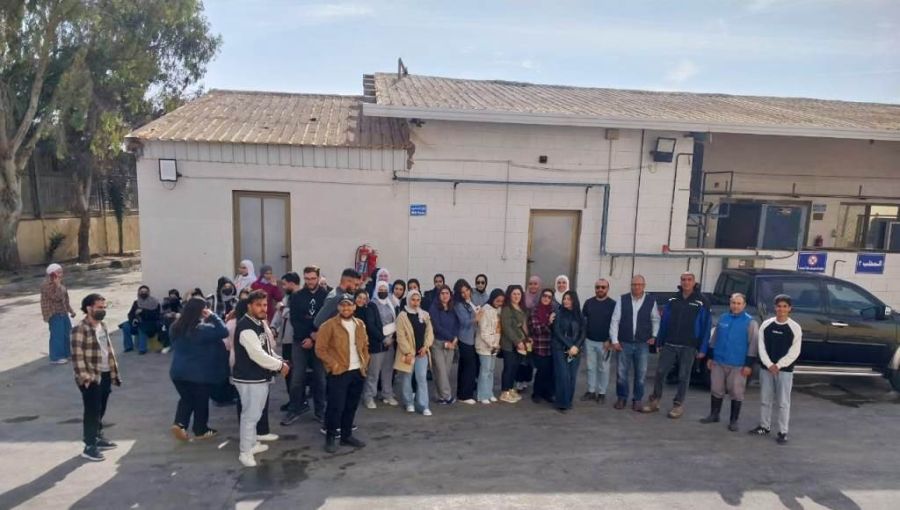 طلبة التكنولوجيا الزراعية في عمان الاهلية