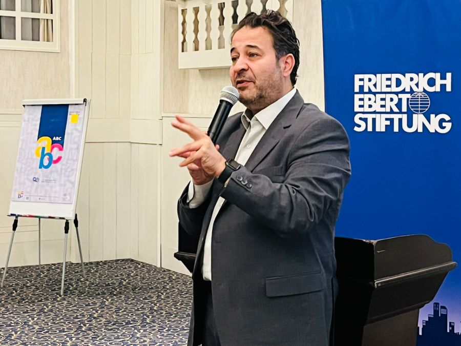 أكثر من مئة شاب وشابة يعاينون