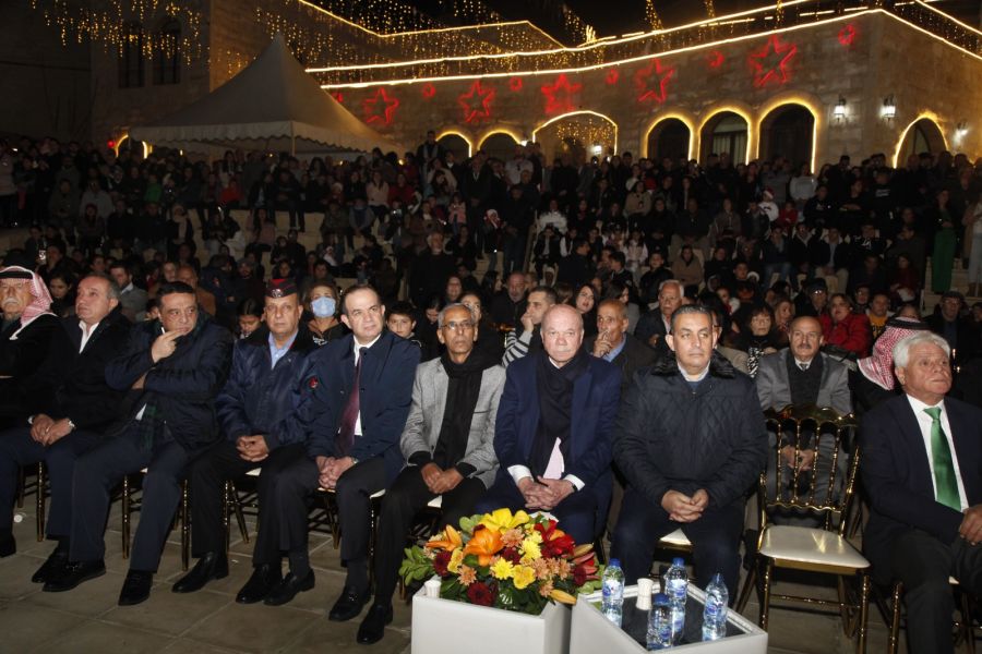 الفايز يرعى احتفال الفحيص بإضاءة شجرة