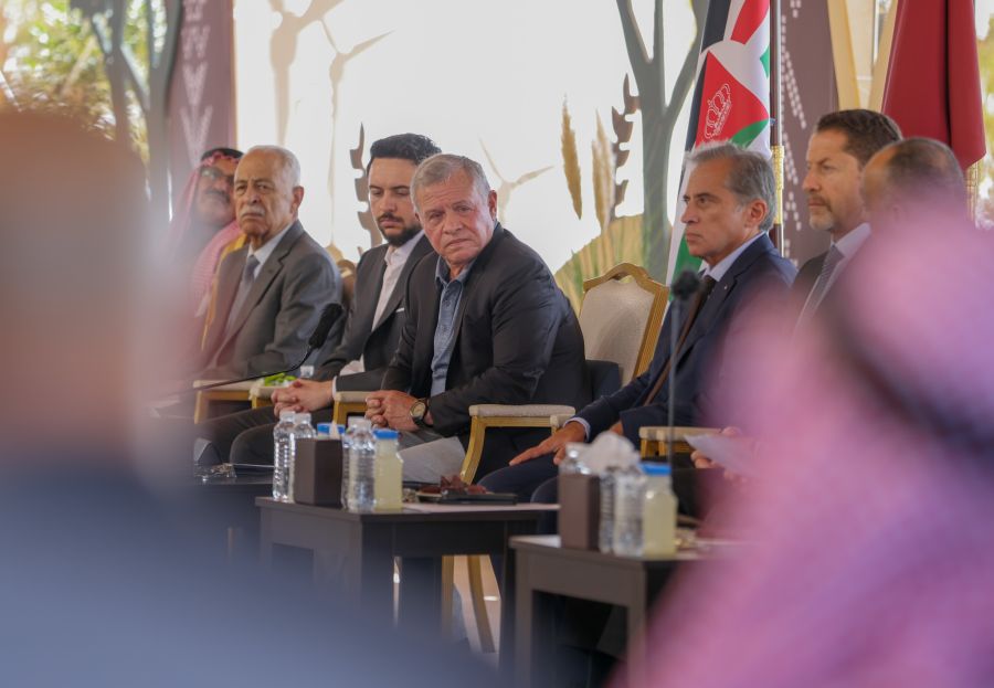 الملك يلتقي وجهاء وممثلين عن أبناء