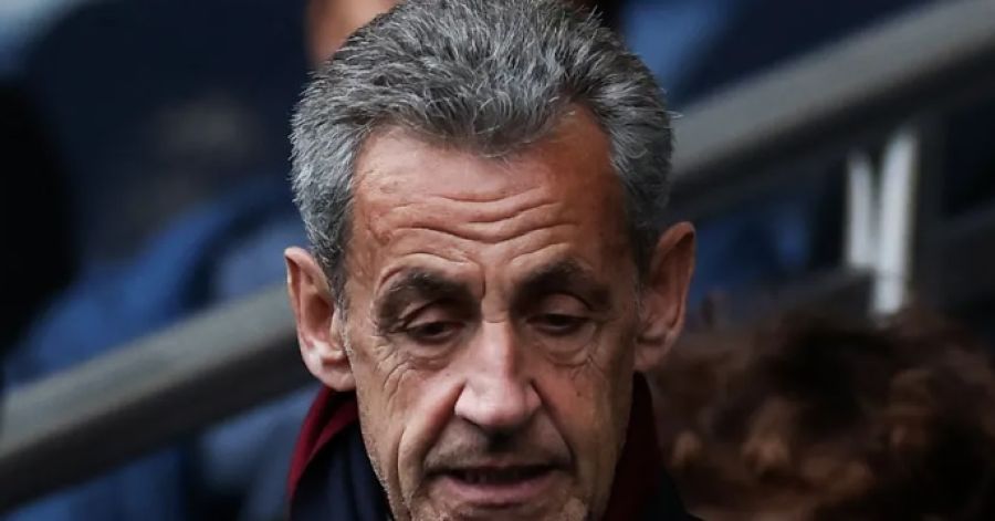 الرئيس الفرنسي الأسبق ساركوزي بسوار إلكتروني